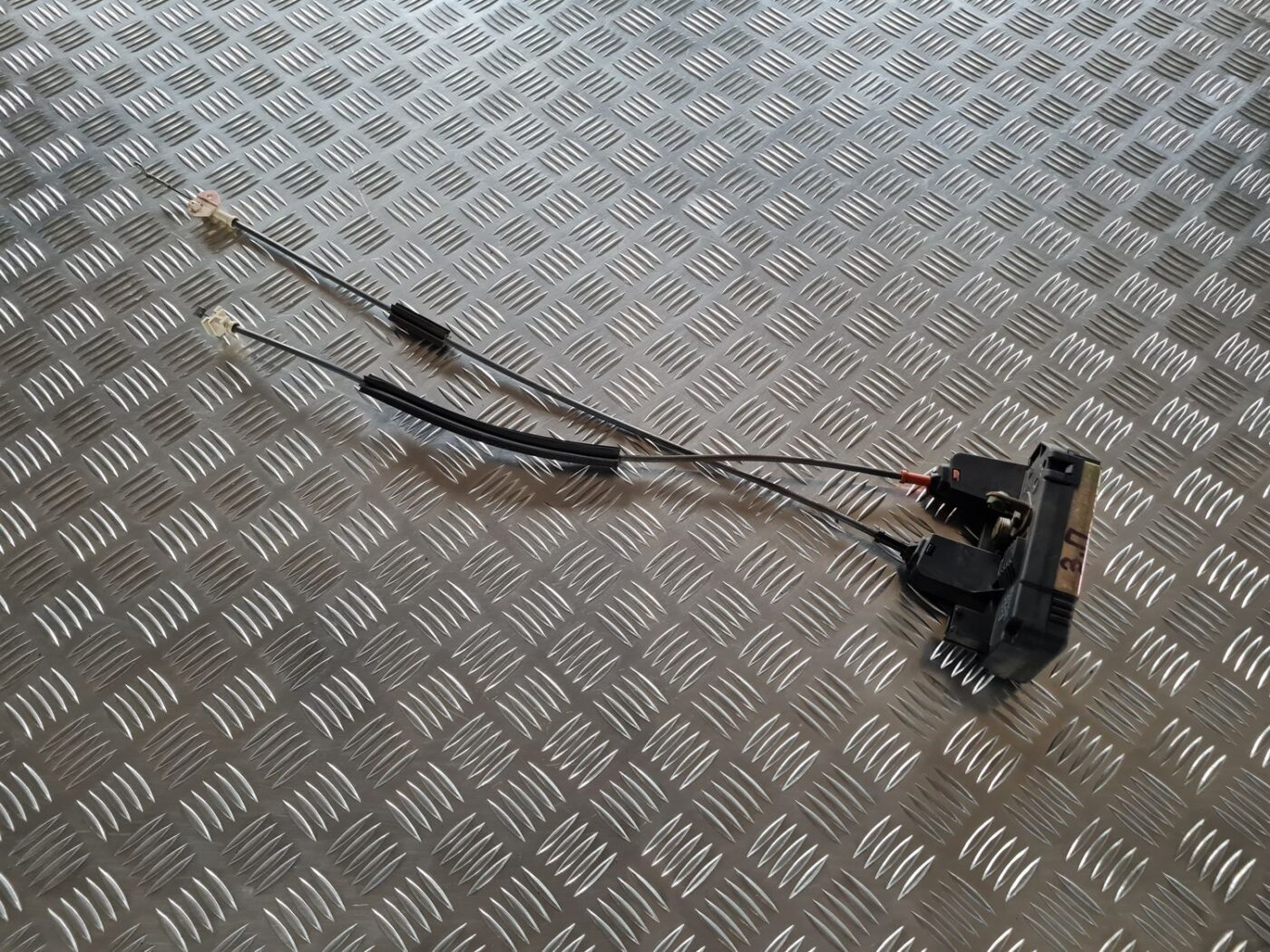 Aizmugurējo labo durvju slēdzene priekš OPEL ZAFIRA 1999