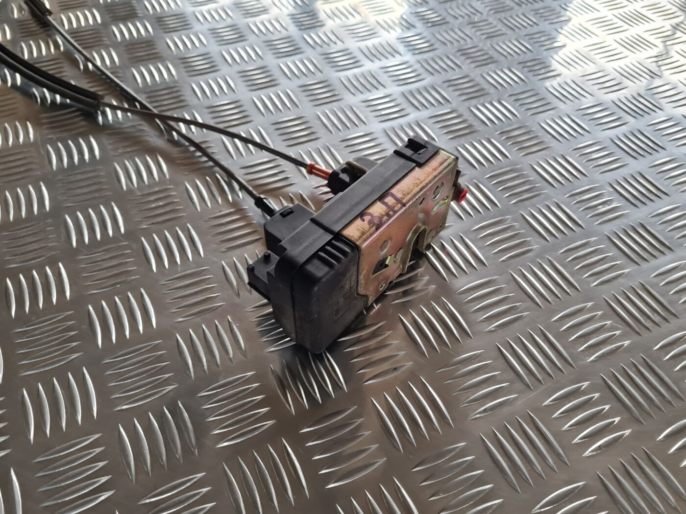 Aizmugurējo labo durvju slēdzene priekš OPEL ZAFIRA 1999