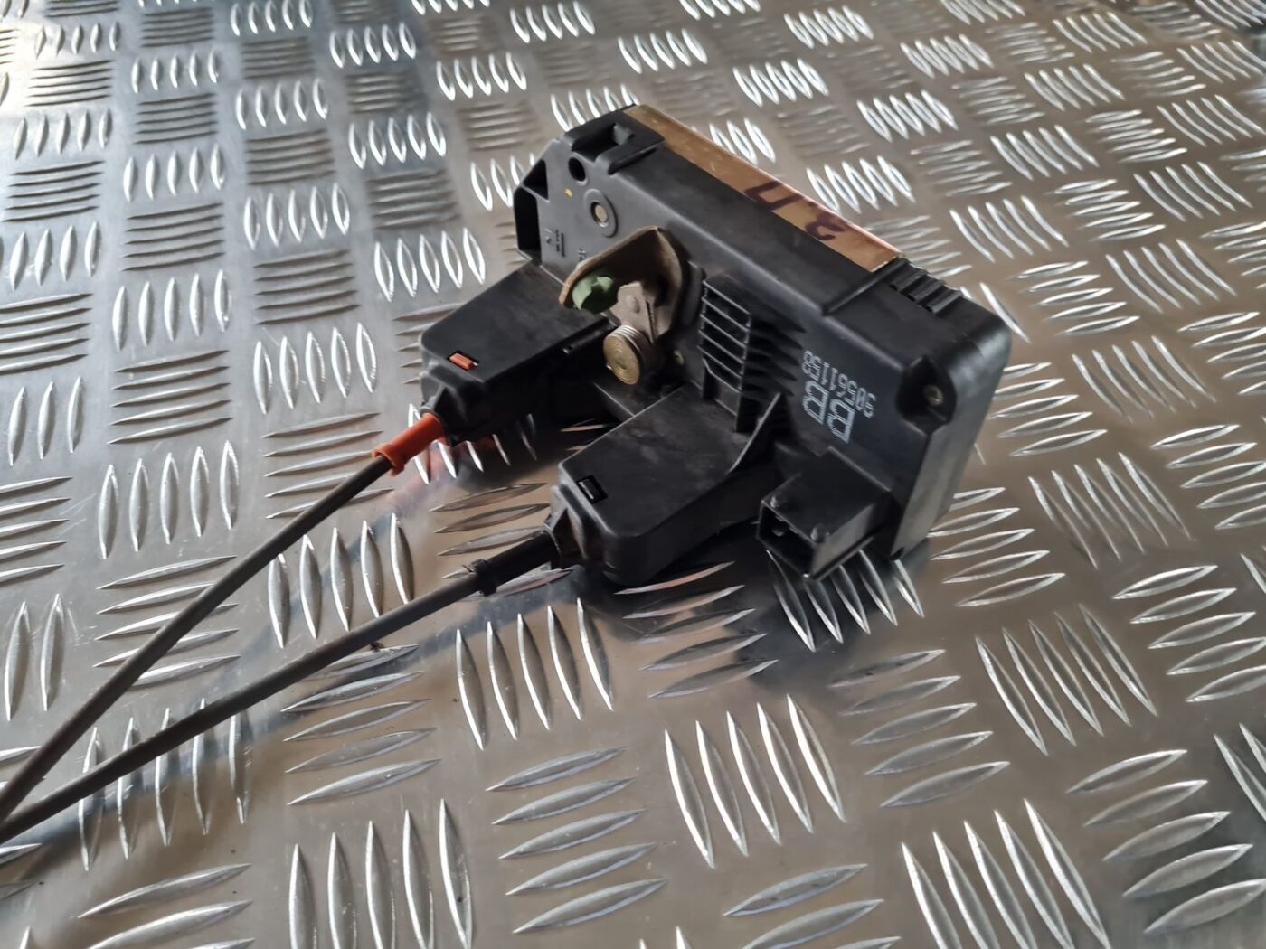 Aizmugurējo labo durvju slēdzene priekš OPEL ZAFIRA 1999