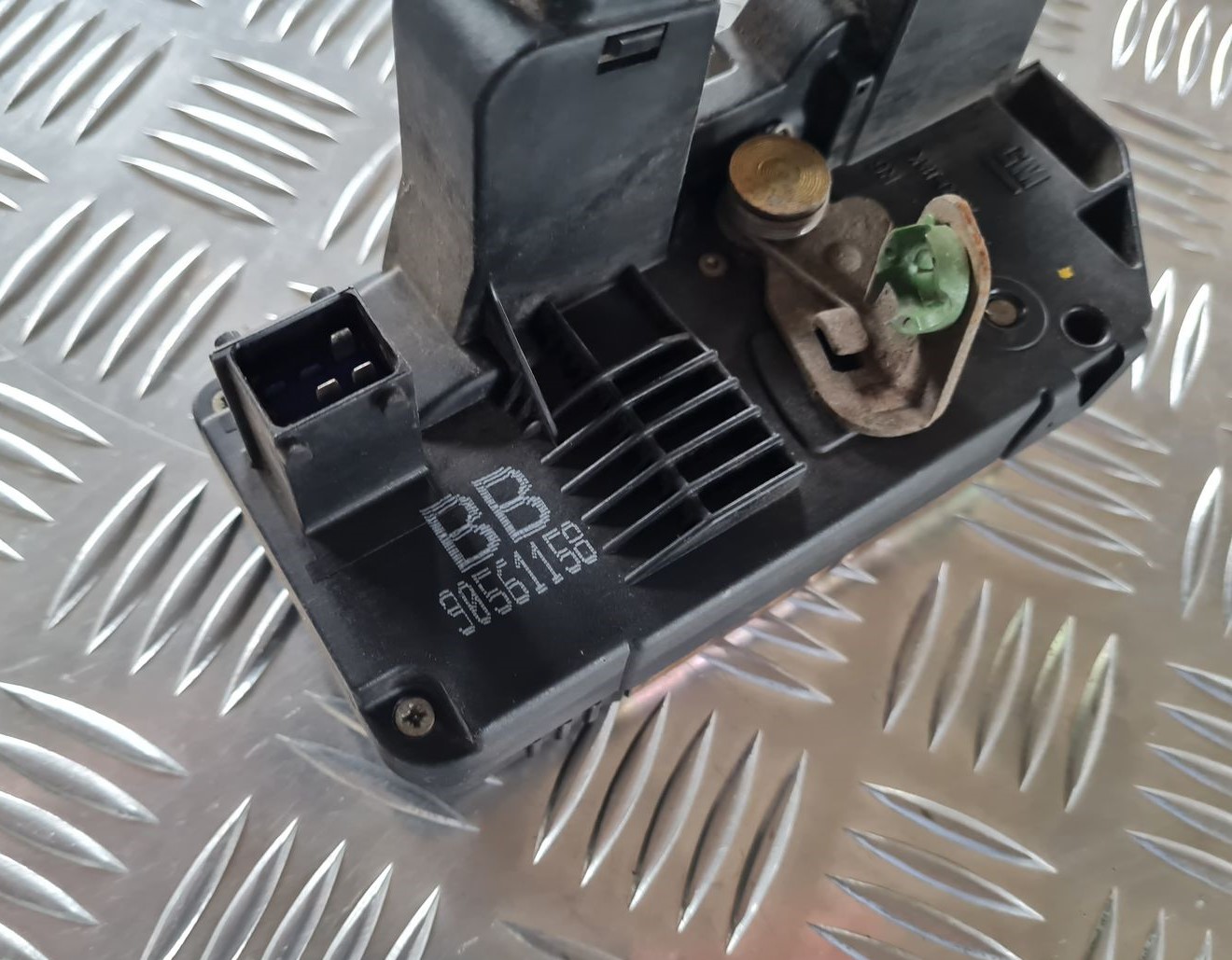 Aizmugurējo labo durvju slēdzene priekš OPEL ZAFIRA 1999