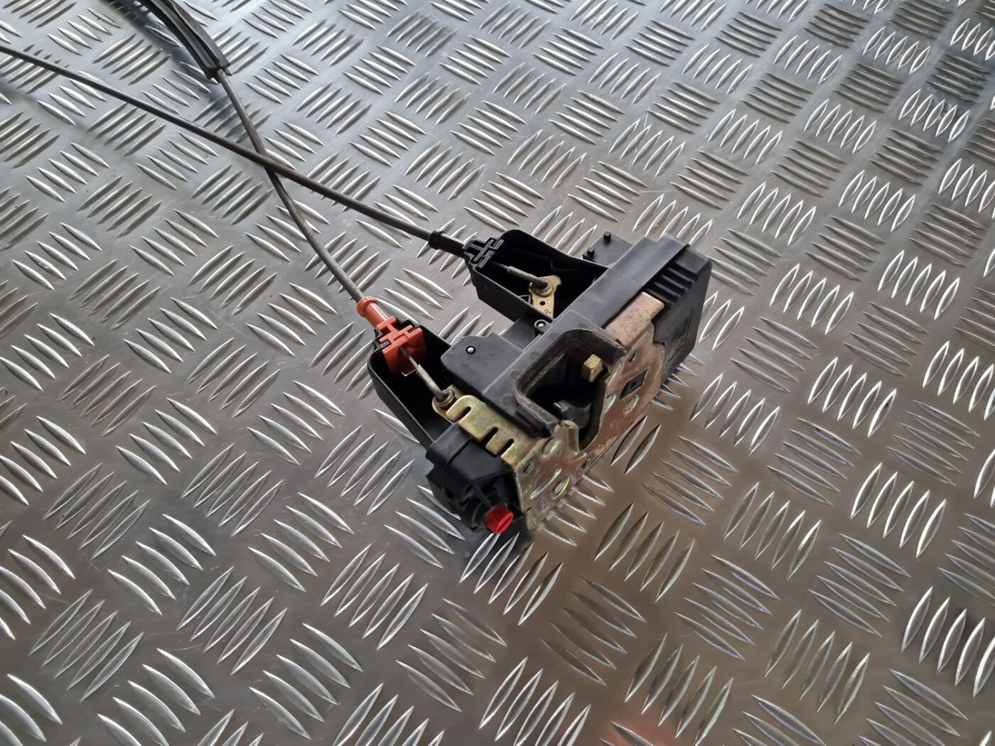 Aizmugurējo labo durvju slēdzene priekš OPEL ZAFIRA 1999