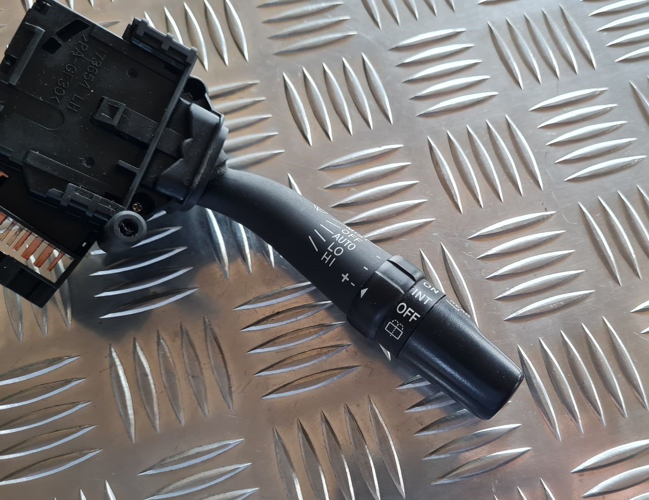 Stikla tīrītāja slēdzis priekš TOYOTA AVENSIS 2007 2 Stikla tīrītāja slēdzis priekš TOYOTA AVENSIS 2007