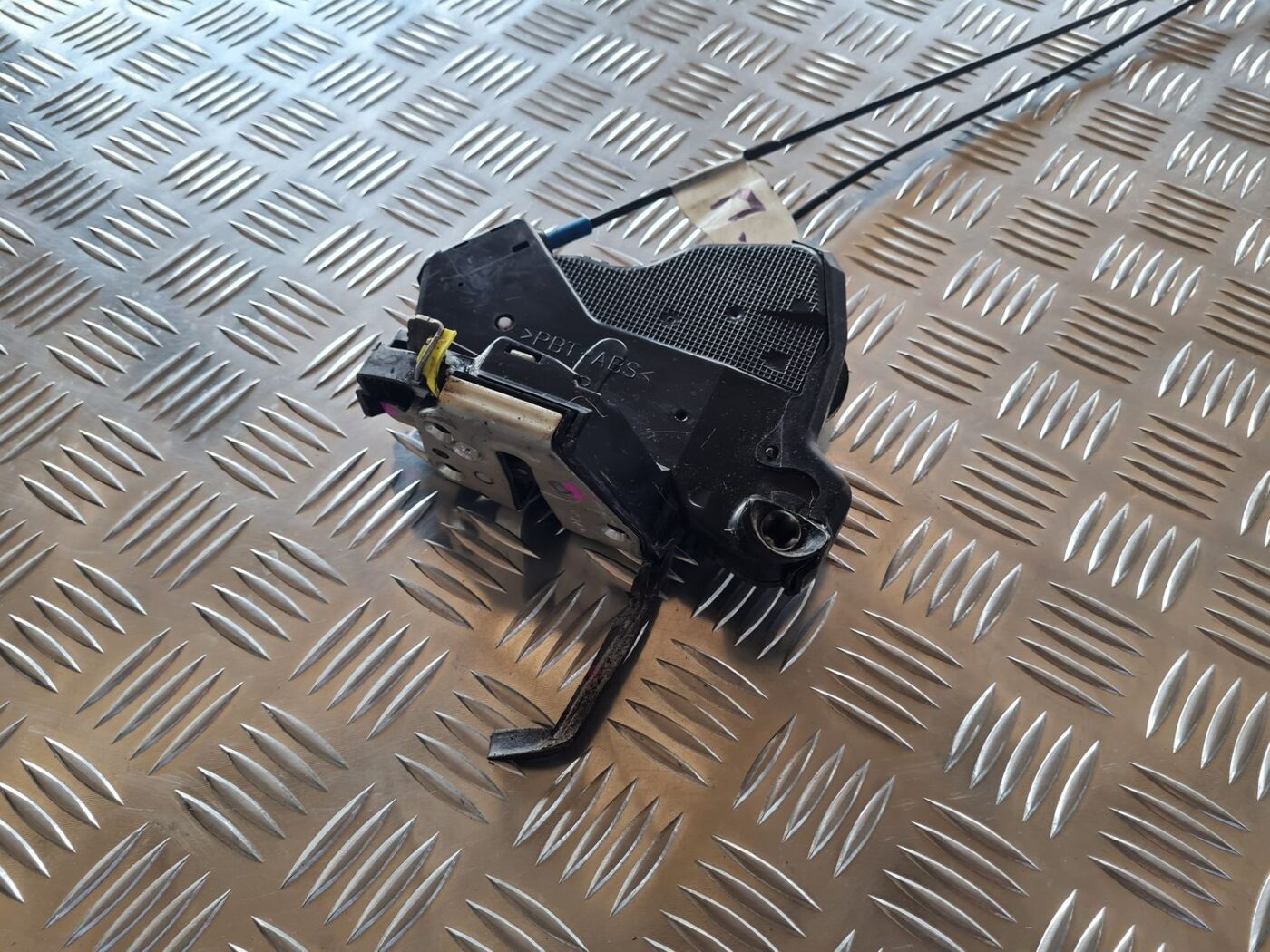 Priekšējo kreiso durvju slēdzene priekš TOYOTA AVENSIS 2007 2 Priekšējo kreiso durvju slēdzene priekš TOYOTA AVENSIS 2007