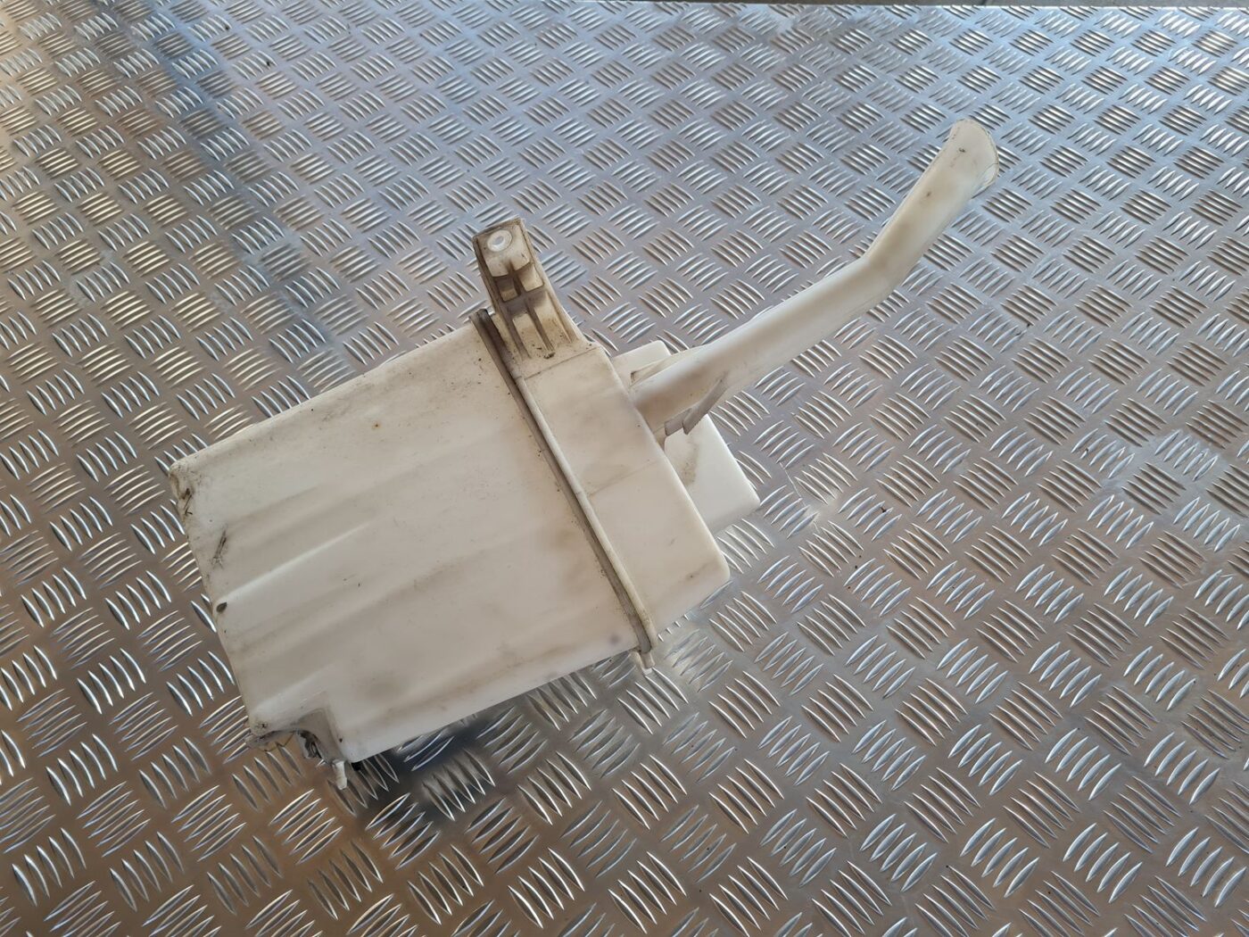 Mazgātāja šķidruma tvertne priekš TOYOTA AVENSIS 2007 1 Mazgātāja šķidruma tvertne priekš TOYOTA AVENSIS 2007