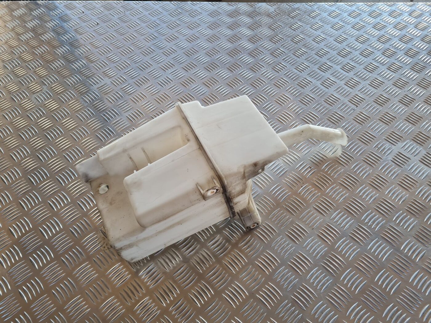 Mazgātāja šķidruma tvertne priekš TOYOTA AVENSIS 2007 2 Mazgātāja šķidruma tvertne priekš TOYOTA AVENSIS 2007