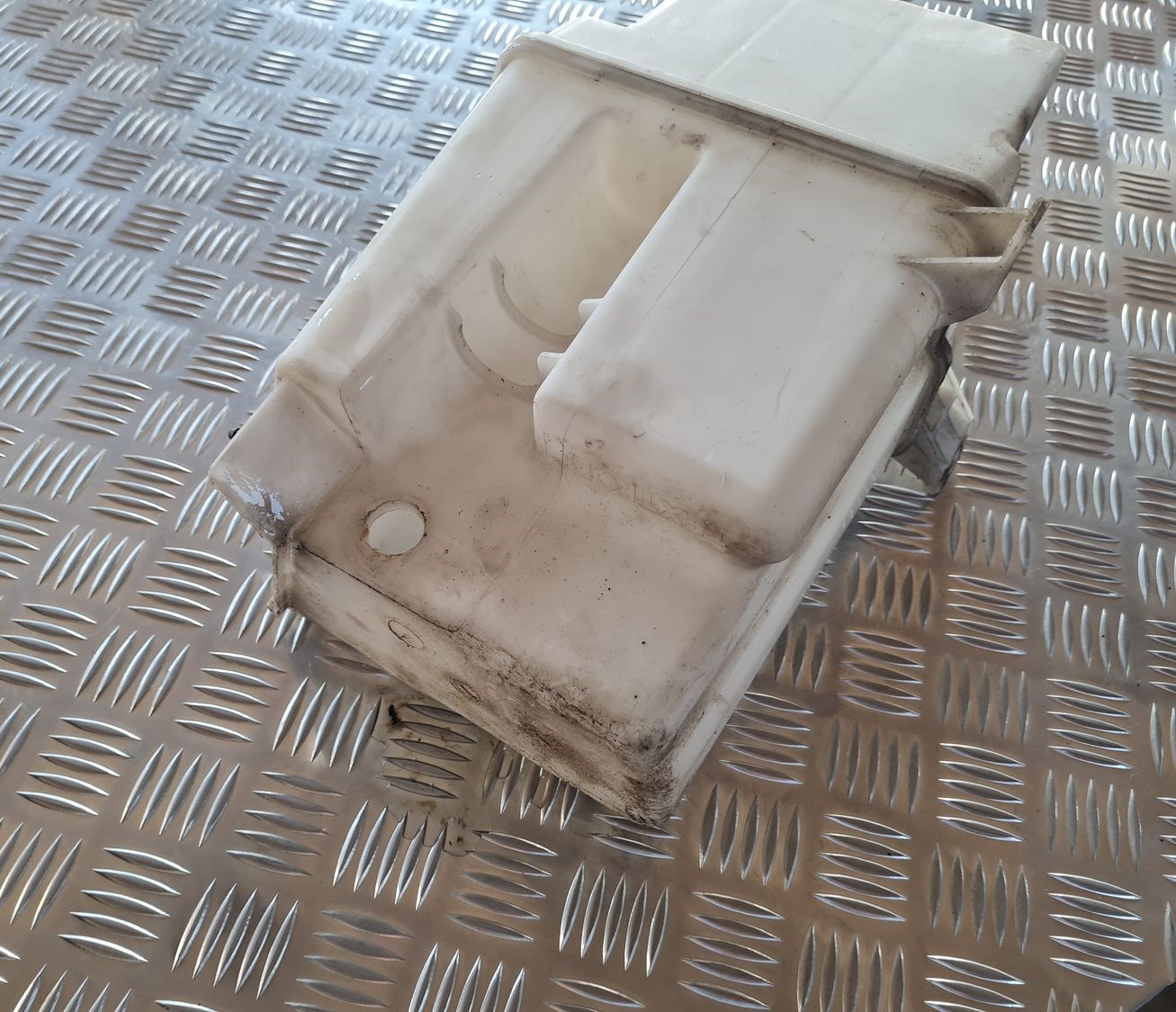 Mazgātāja šķidruma tvertne priekš TOYOTA AVENSIS 2007 3 Mazgātāja šķidruma tvertne priekš TOYOTA AVENSIS 2007