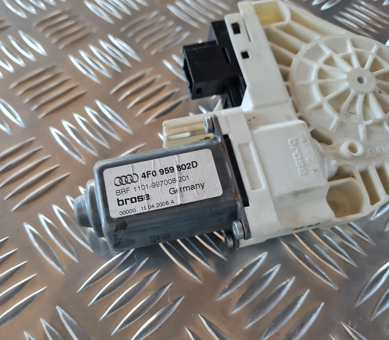 Elektrisko stiklu motors priekš AUDI A6 AVANT 2006 S-LINE 2 Elektrisko stiklu motors priekš AUDI A6 AVANT 2006 S-LINE