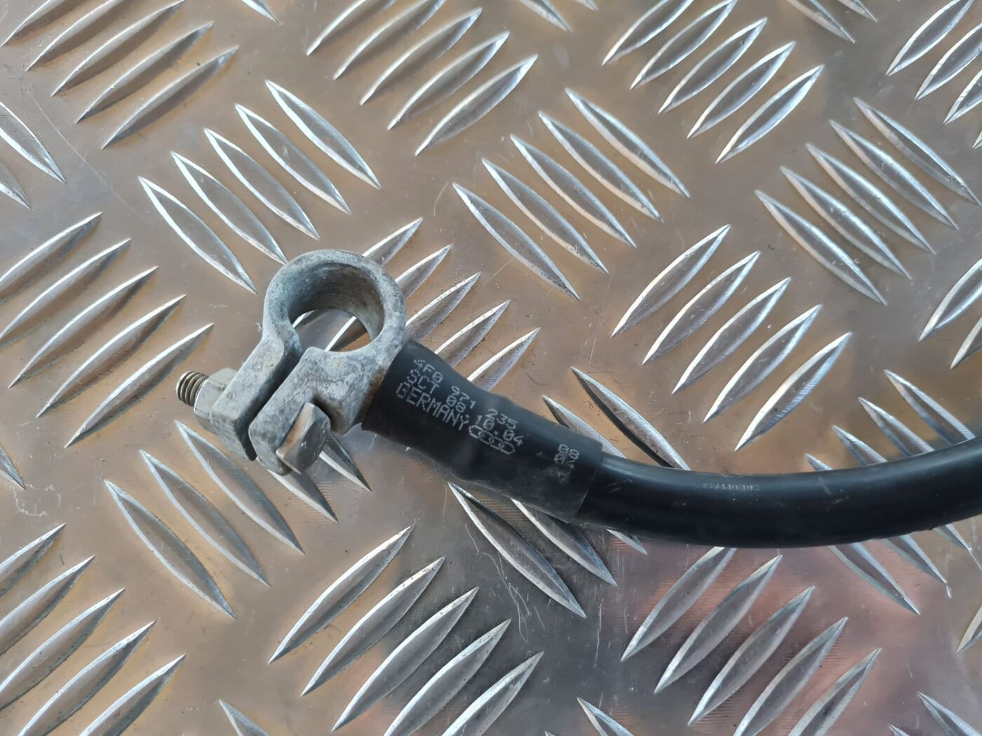 Negatīvais elektrovads priekš AUDI A6 AVANT 2006 S-LINE 3 Negatīvais elektrovads priekš AUDI A6 AVANT 2006 S-LINE