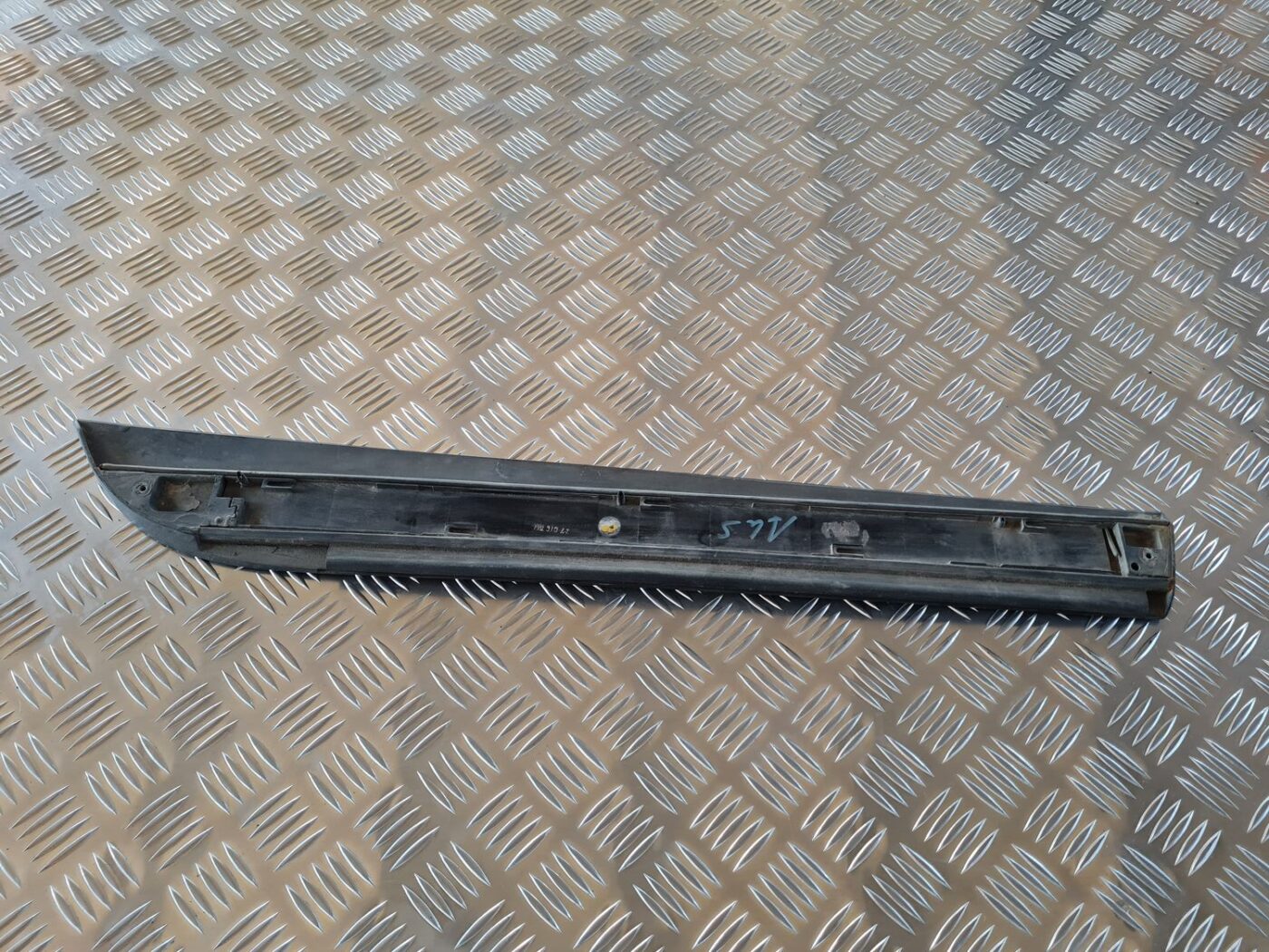 Aizmugurējo kreiso durvju moldings priekš AUDI A6 AVANT 2006 S-LINE 2 Aizmugurējo kreiso durvju moldings priekš AUDI A6 AVANT 2006 S-LINE