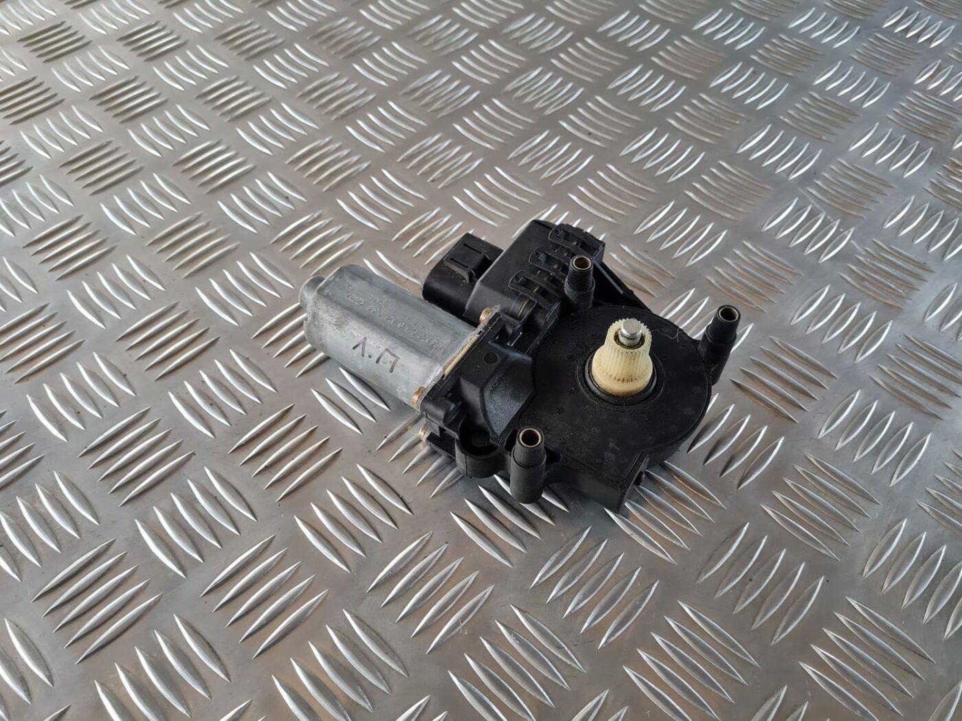 Elektrisko stiklu motors priekš AUDI A4 2000 AVANT 1 Elektrisko stiklu motors priekš AUDI A4 2000 AVANT