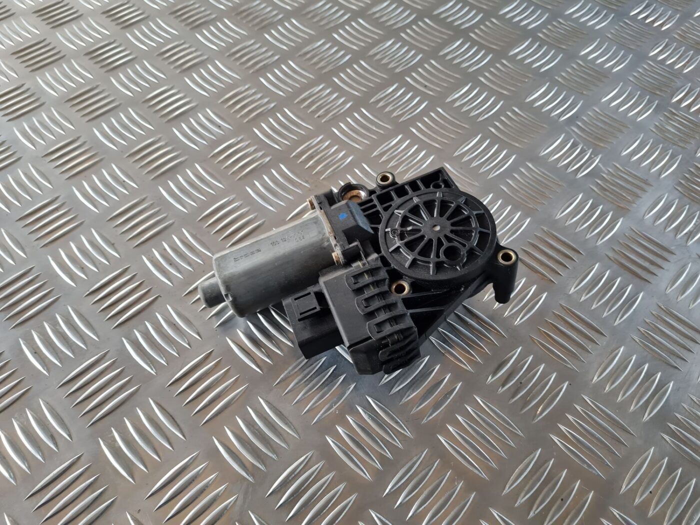 Elektrisko stiklu motors priekš AUDI A4 2000 AVANT 2 Elektrisko stiklu motors priekš AUDI A4 2000 AVANT