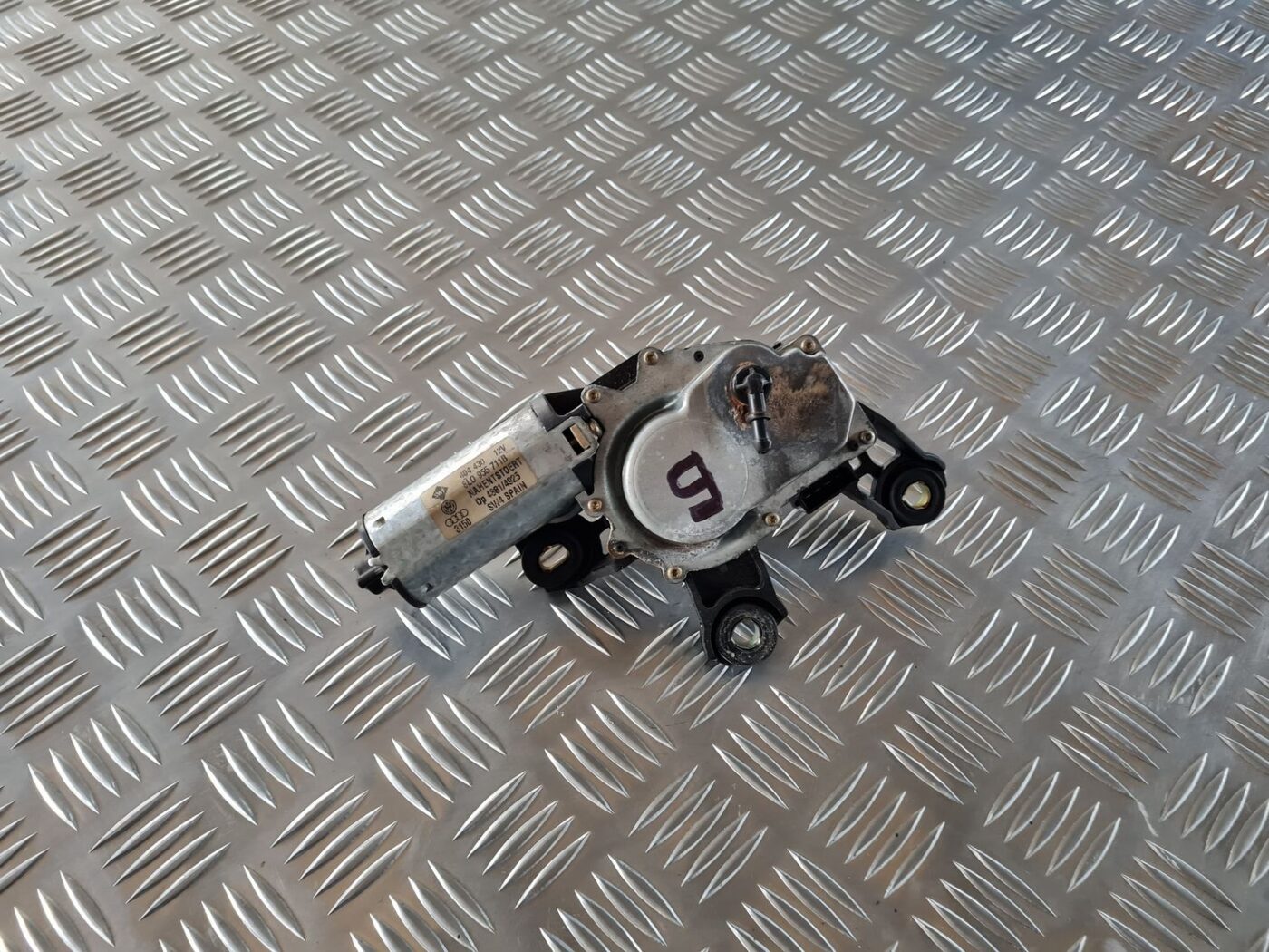 Aizmugurējā stikla tīrītāja motors priekš AUDI A4 2000 AVANT 1 Aizmugurējā stikla tīrītāja motors priekš AUDI A4 2000 AVANT