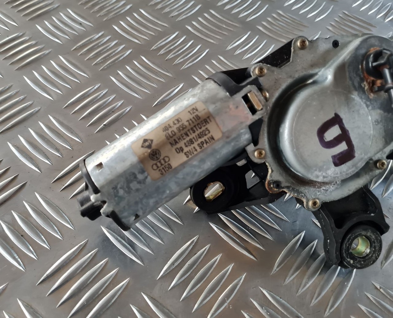 Aizmugurējā stikla tīrītāja motors priekš AUDI A4 2000 AVANT 2 Aizmugurējā stikla tīrītāja motors priekš AUDI A4 2000 AVANT