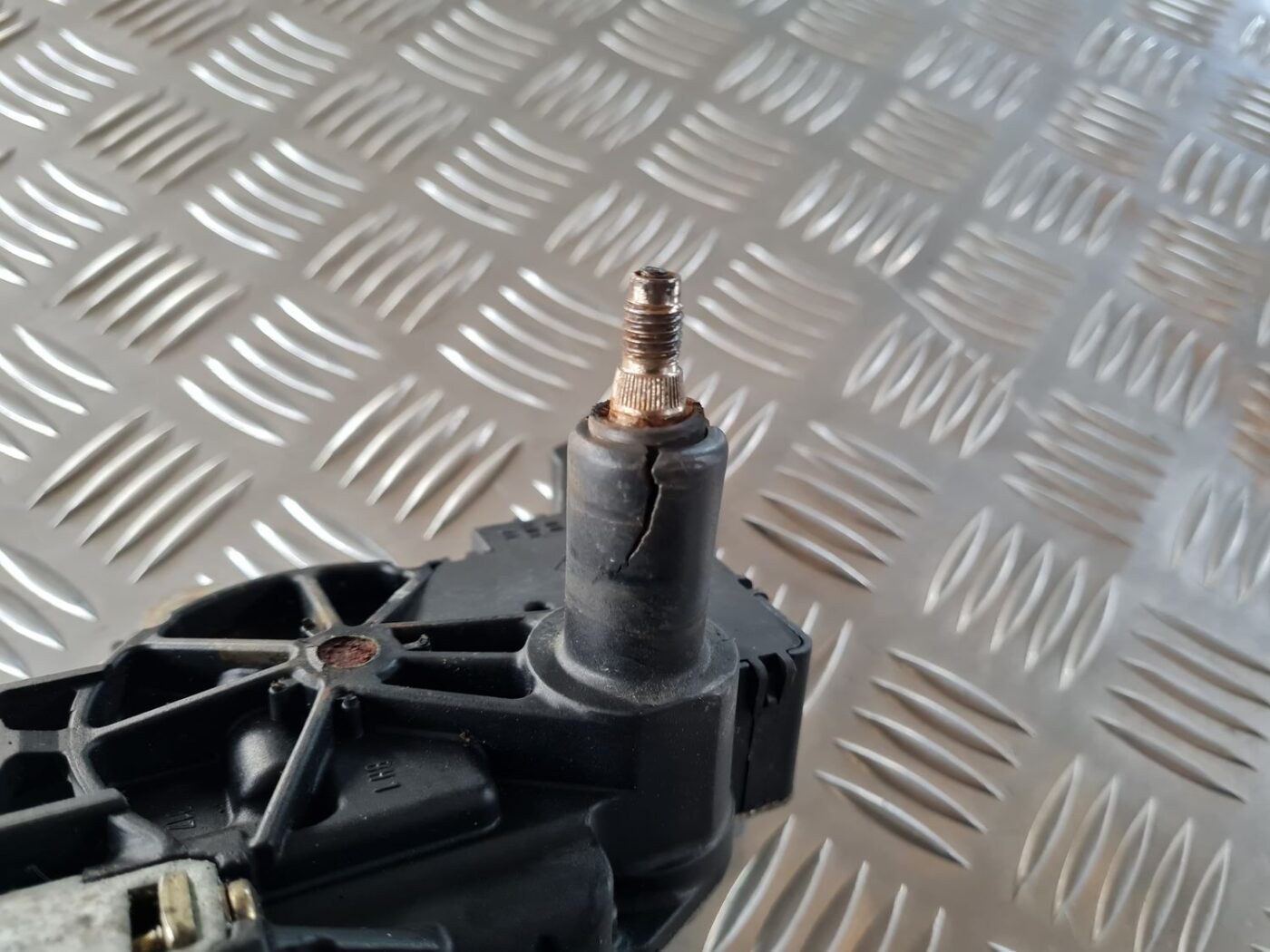 Aizmugurējā stikla tīrītāja motors priekš AUDI A4 2000 AVANT 3 Aizmugurējā stikla tīrītāja motors priekš AUDI A4 2000 AVANT