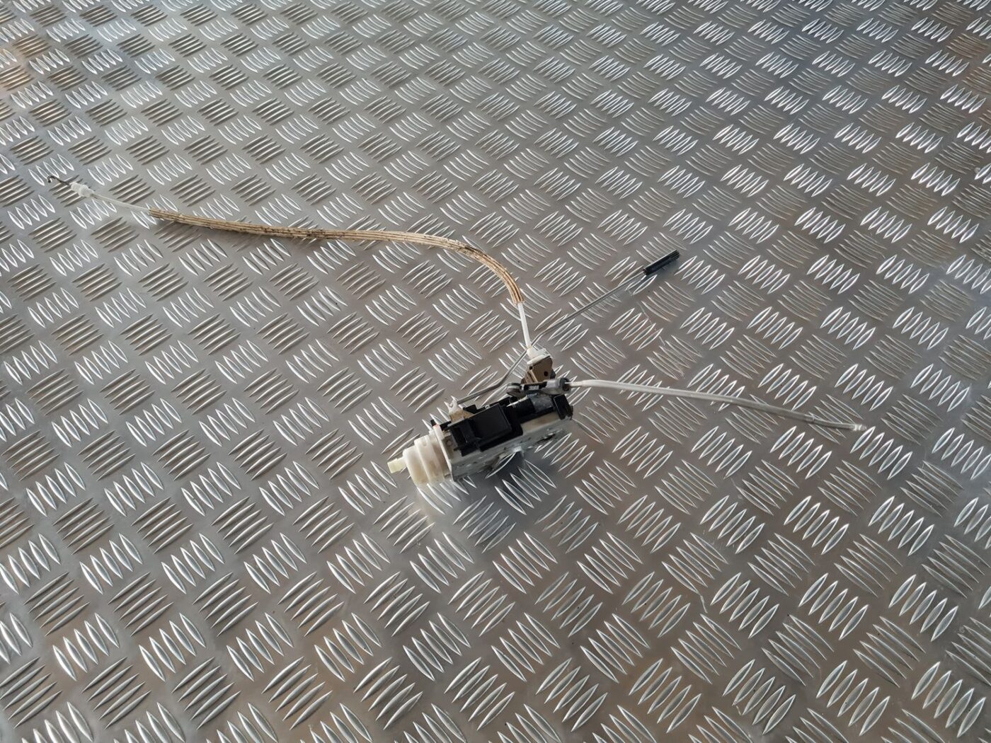 Priekšējo labo durvju slēdzene priekš AUDI A4 2000 AVANT