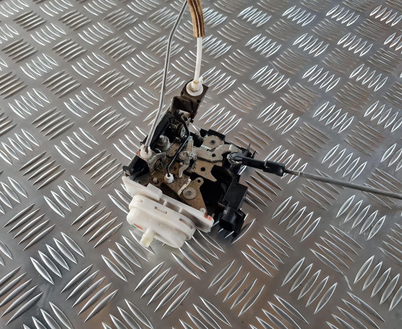 Priekšējo labo durvju slēdzene priekš AUDI A4 2000 AVANT