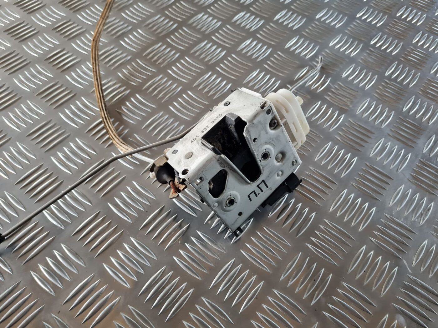 Priekšējo labo durvju slēdzene priekš AUDI A4 2000 AVANT