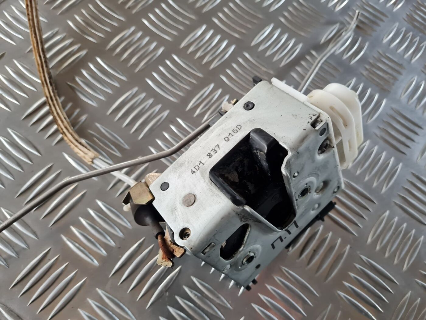 Priekšējo labo durvju slēdzene priekš AUDI A4 2000 AVANT