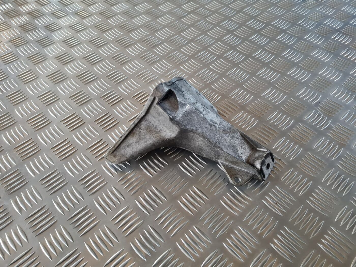 Dzinēja kronšteins priekš AUDI A4 2000 AVANT 1 Dzinēja kronšteins priekš AUDI A4 2000 AVANT