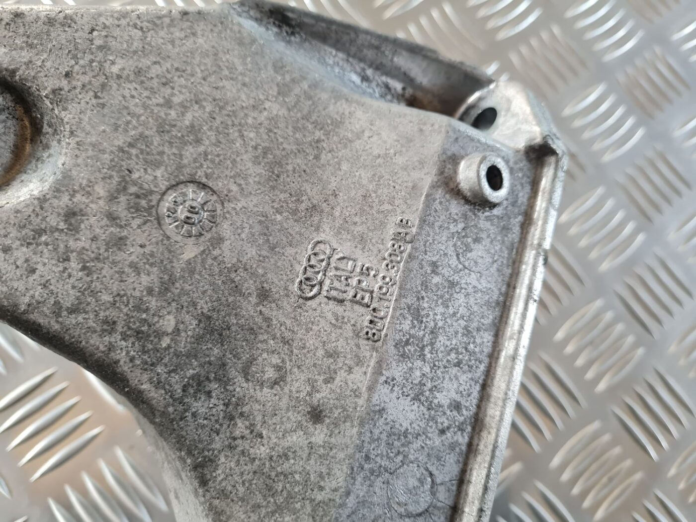 Dzinēja kronšteins priekš AUDI A4 2000 AVANT 3 Dzinēja kronšteins priekš AUDI A4 2000 AVANT