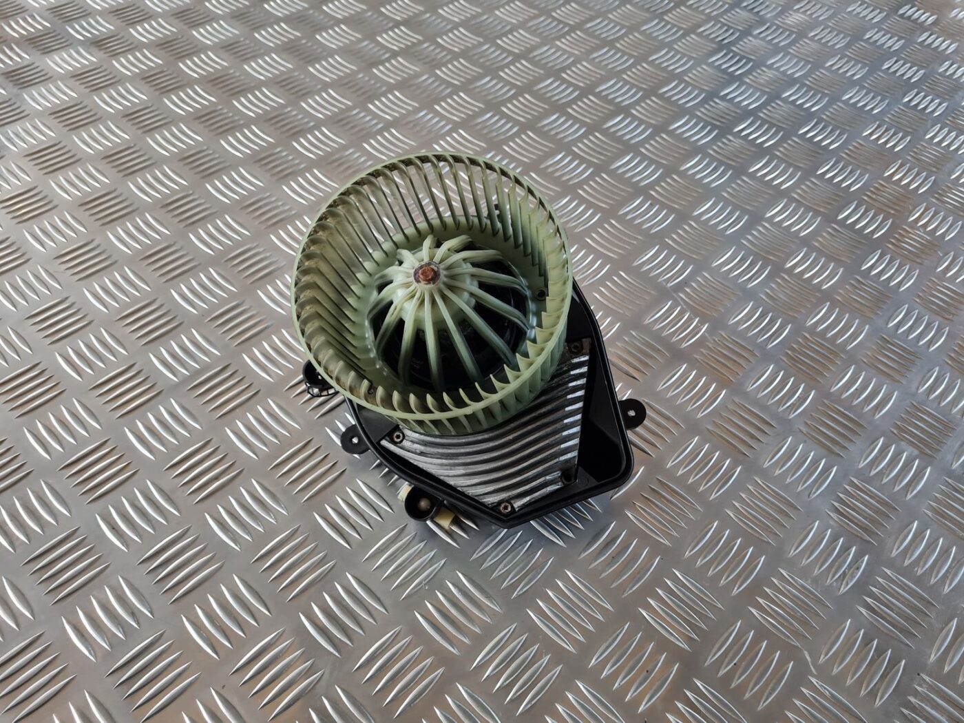 Salona ventilators priekš AUDI A4 2000 AVANT 2 Salona ventilators priekš AUDI A4 2000 AVANT