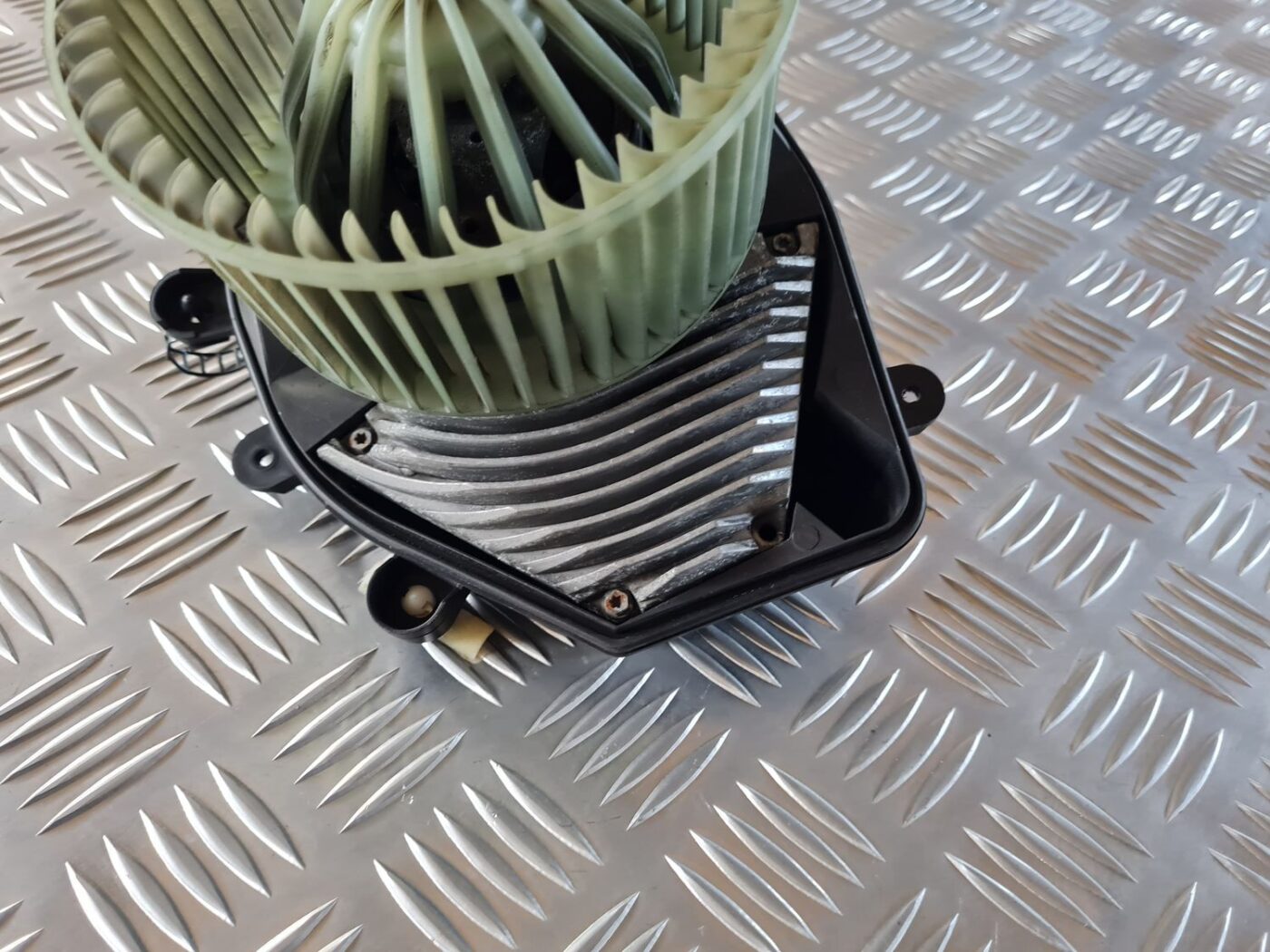 Salona ventilators priekš AUDI A4 2000 AVANT 6 Salona ventilators priekš AUDI A4 2000 AVANT