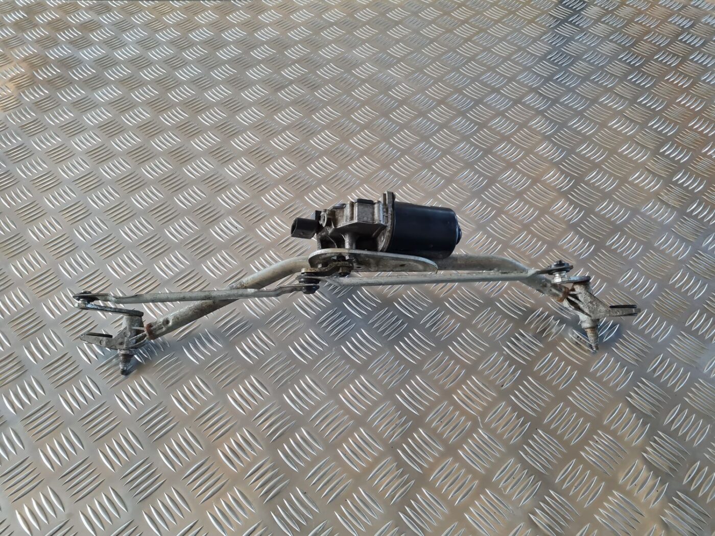 Vējstikla tīrīšanas mehānisms priekš AUDI A4 2000 AVANT 4 Vējstikla tīrīšanas mehānisms priekš AUDI A4 2000 AVANT