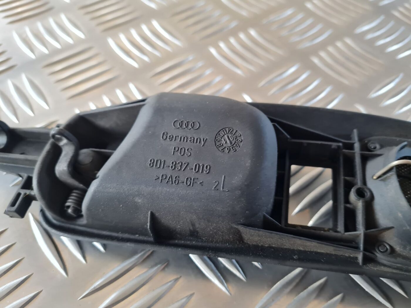 Salona durvju rokturis, priekšējais kreisais priekš AUDI A4 2000 AVANT 3 Salona durvju rokturis, priekšējais kreisais priekš AUDI A4 2000 AVANT