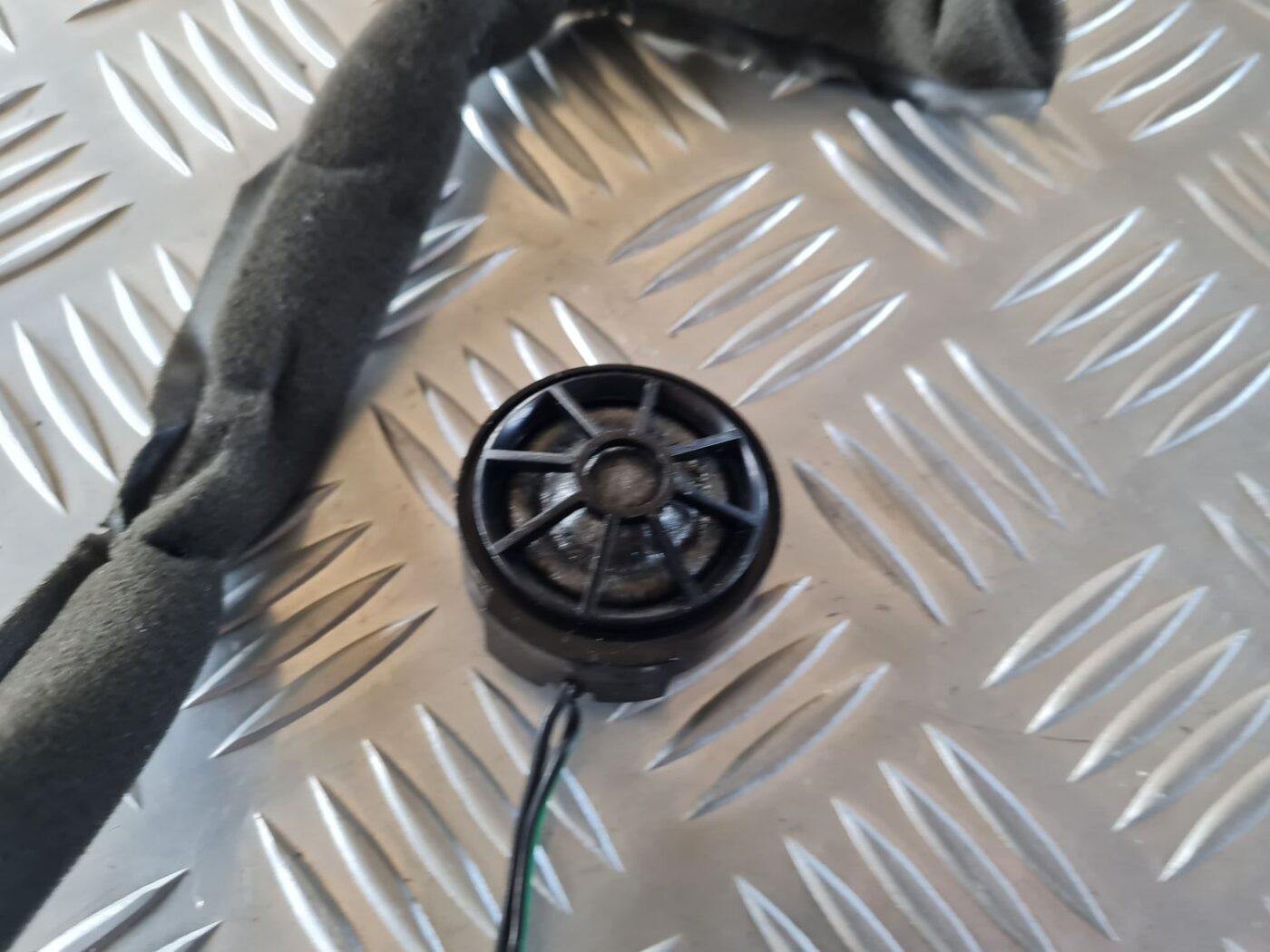 Durvju skaļrunis, augšā priekš AUDI A4 2000 AVANT 3 Durvju skaļrunis, augšā priekš AUDI A4 2000 AVANT