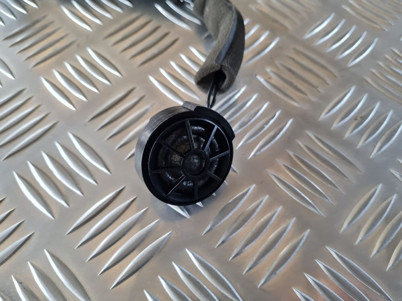 Durvju skaļrunis, augšā priekš AUDI A4 2000 AVANT 3 Durvju skaļrunis, augšā priekš AUDI A4 2000 AVANT