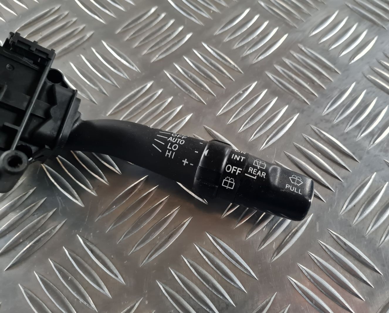 Stikla tīrītāja slēdzis priekš TOYOTA AVENSIS 2007 2 Stikla tīrītāja slēdzis priekš TOYOTA AVENSIS 2007