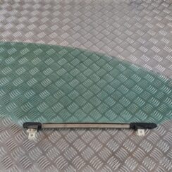 Priekšējo labo durvju stikls priekš TOYOTA AVENSIS 2007