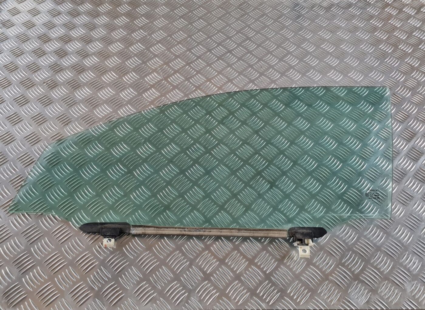 Priekšējo kreiso durvju stikls priekš TOYOTA AVENSIS 2007