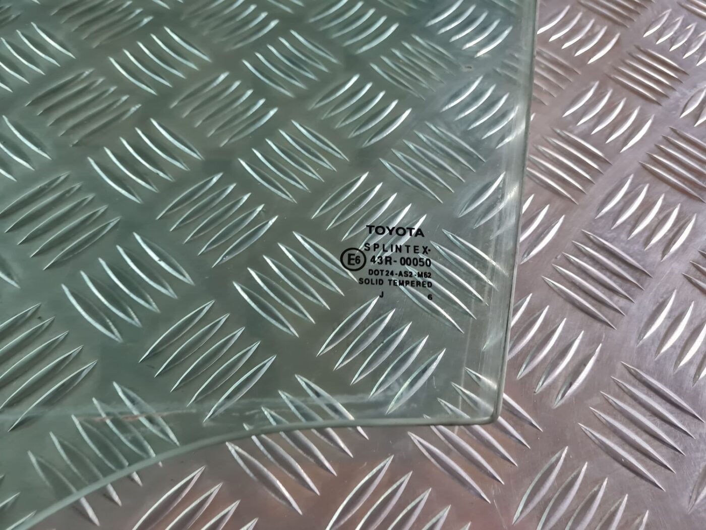 Priekšējo kreiso durvju stikls priekš TOYOTA AVENSIS 2007