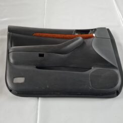 Priekšējo kreiso durvju apdare priekš TOYOTA AVENSIS 2007