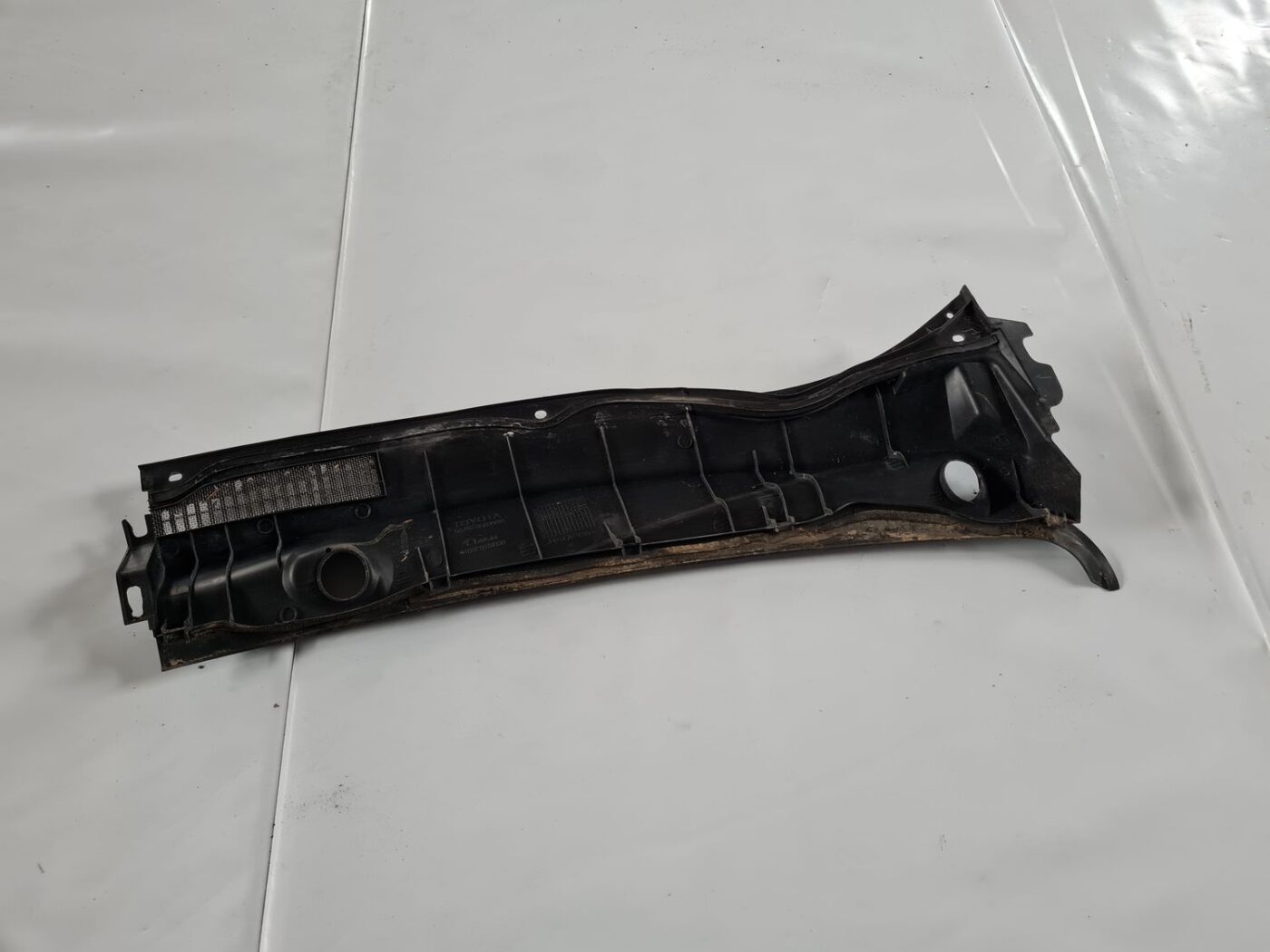 Vējstikla uzlikas (deflektora) režģis priekš TOYOTA AVENSIS 2007 2 Vējstikla uzlikas (deflektora) režģis priekš TOYOTA AVENSIS 2007