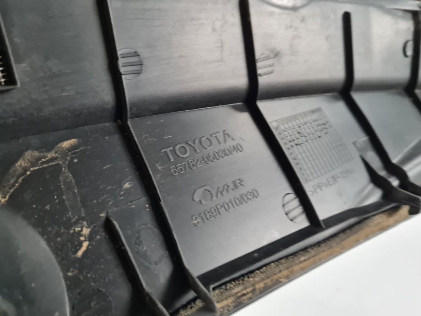 Vējstikla uzlikas (deflektora) režģis priekš TOYOTA AVENSIS 2007 3 Vējstikla uzlikas (deflektora) režģis priekš TOYOTA AVENSIS 2007