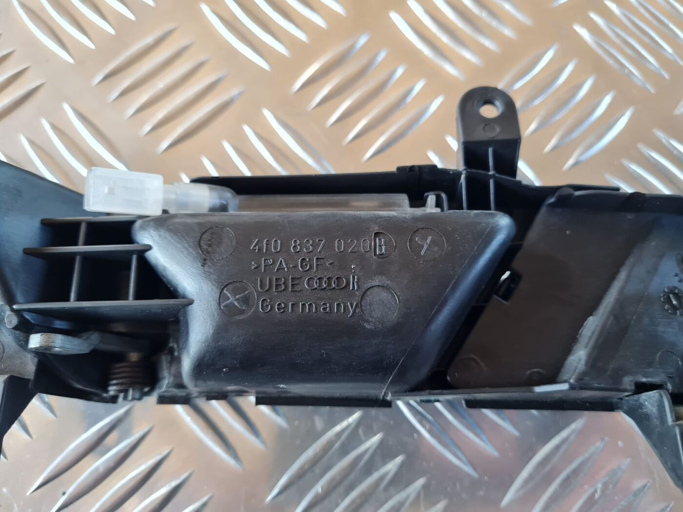 Salona durvju rokturis, priekšējais labais priekš AUDI A6 2008