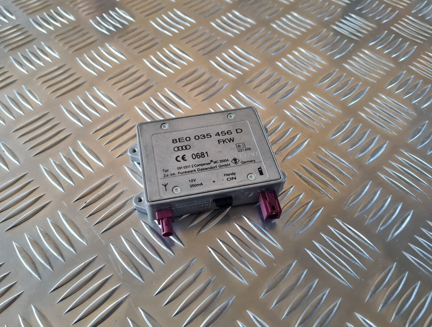 Antenas pastiprinātāja bloks priekš AUDI A6 2008 1 Antenas pastiprinātāja bloks priekš AUDI A6 2008