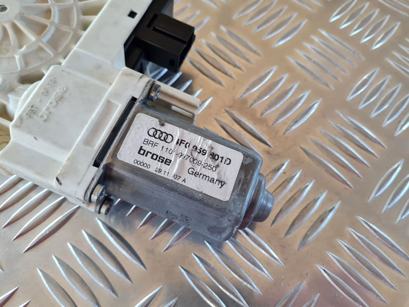 Elektrisko stiklu motors priekš AUDI A6 2008