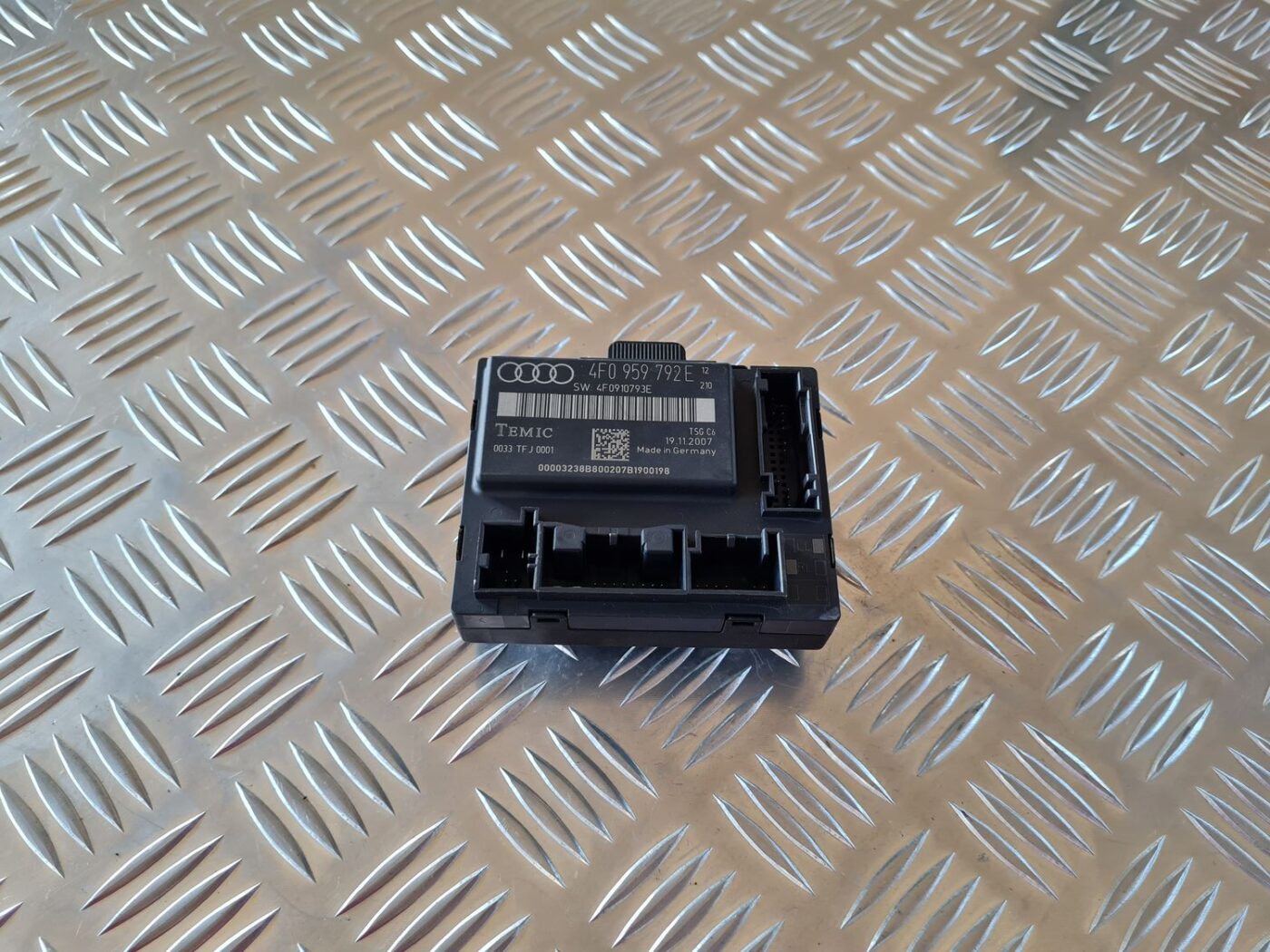 Priekšējo labo durvju vadības bloks priekš AUDI A6 2008 1 Priekšējo labo durvju vadības bloks priekš AUDI A6 2008