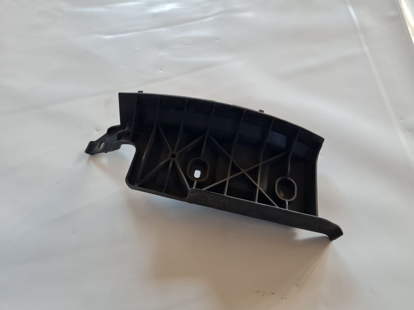 Aizmugurēja bufera kronšteins priekš AUDI A6 2008 1 Aizmugurēja bufera kronšteins priekš AUDI A6 2008