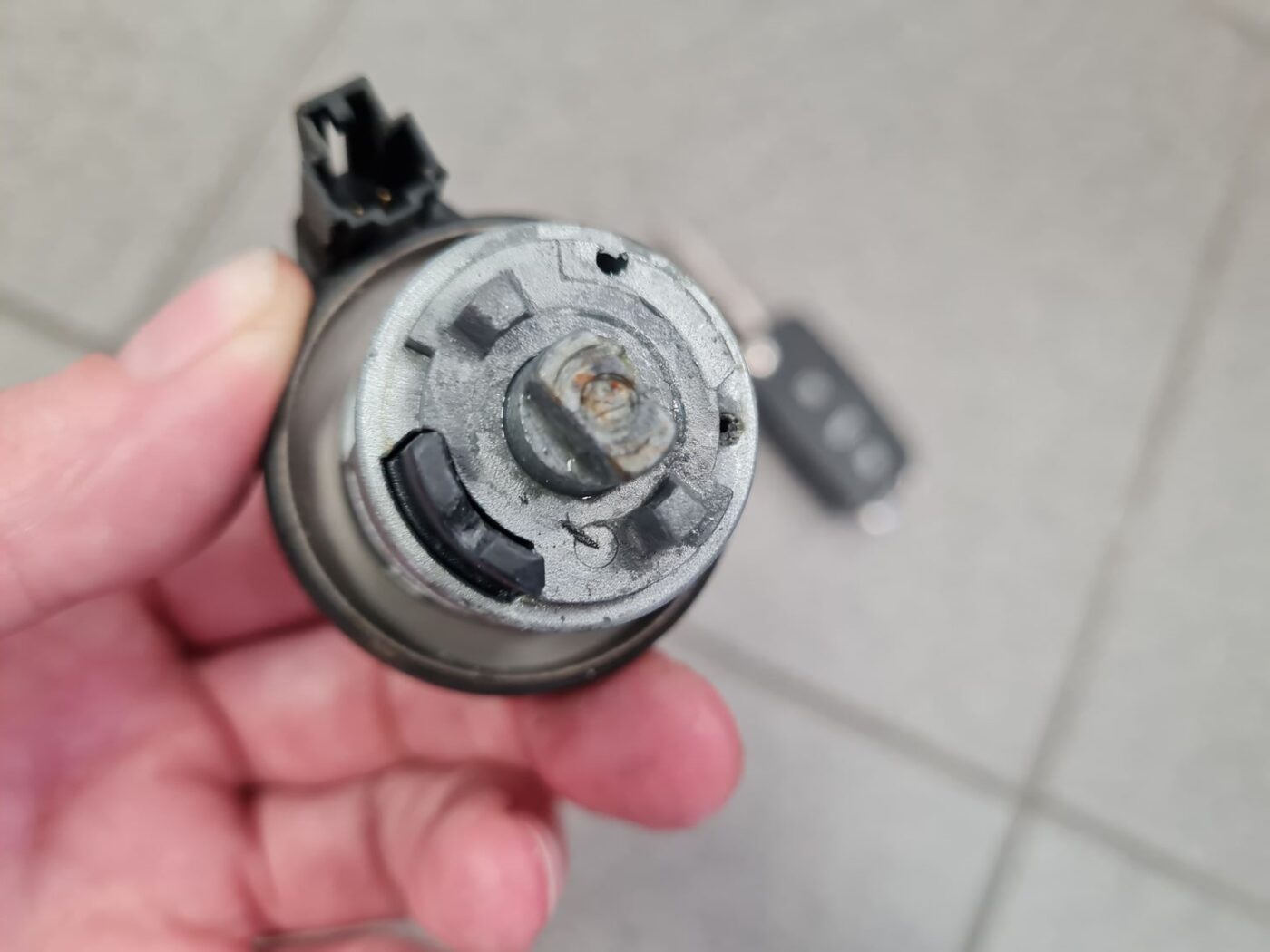 Aizdedzes slēdzene priekš VW POLO 2011 4 Aizdedzes slēdzene priekš VW POLO 2011