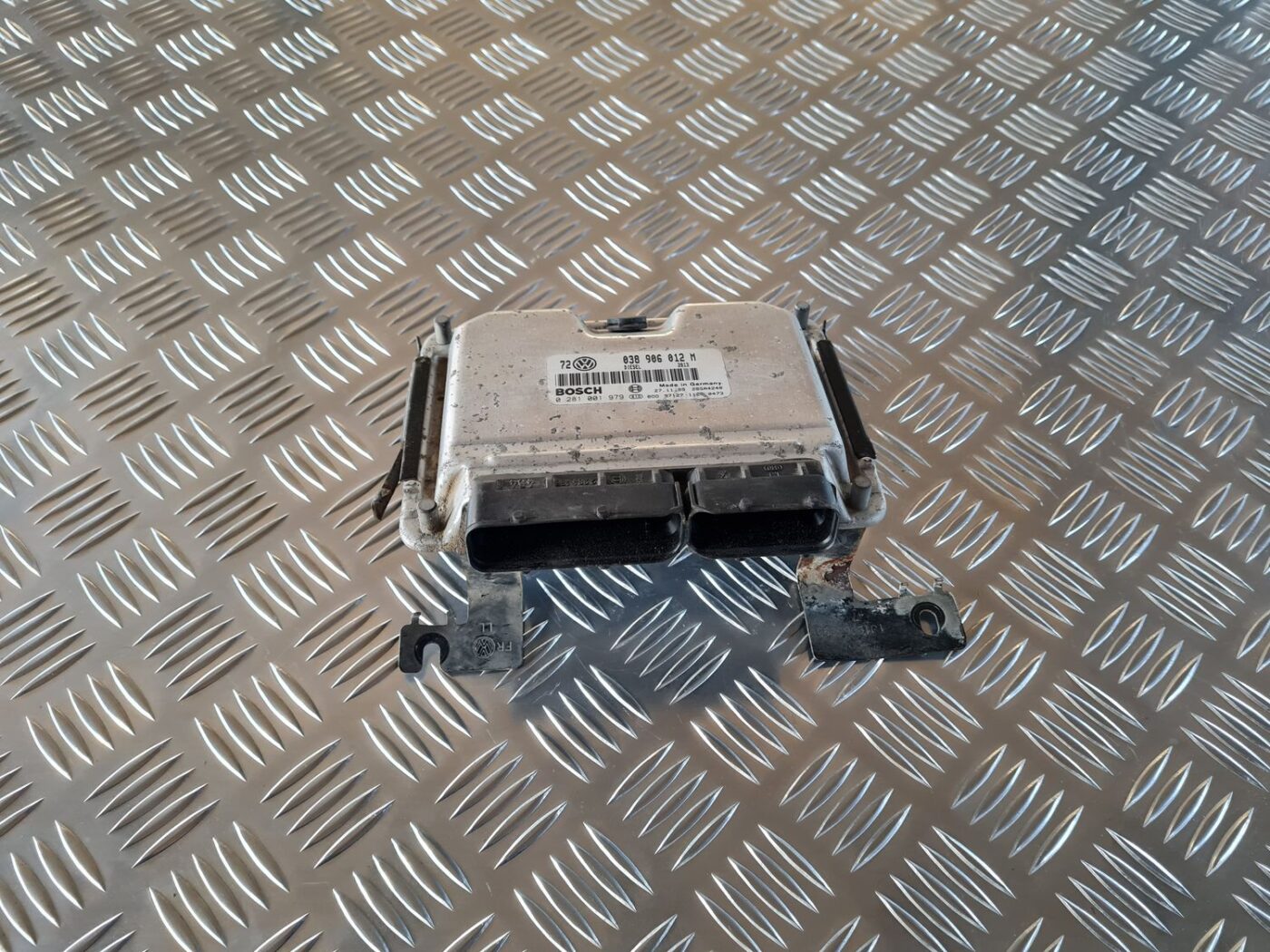 Dzinēja vadības bloks priekš VW GOLF IV 1999 1 Dzinēja vadības bloks priekš VW GOLF IV 1999