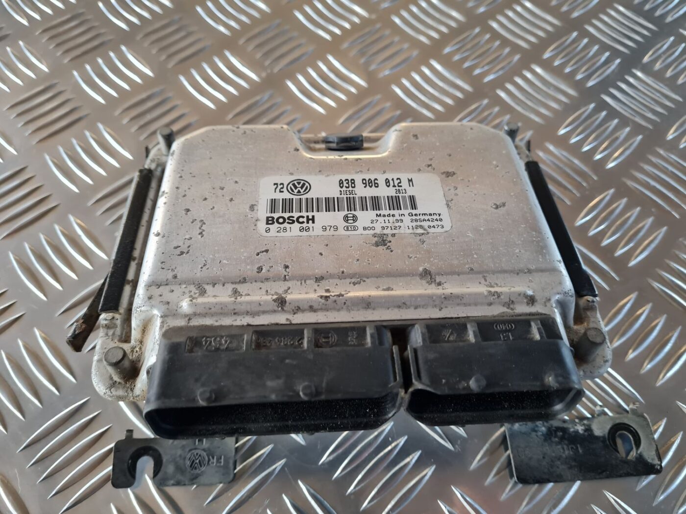 Dzinēja vadības bloks priekš VW GOLF IV 1999 2 Dzinēja vadības bloks priekš VW GOLF IV 1999