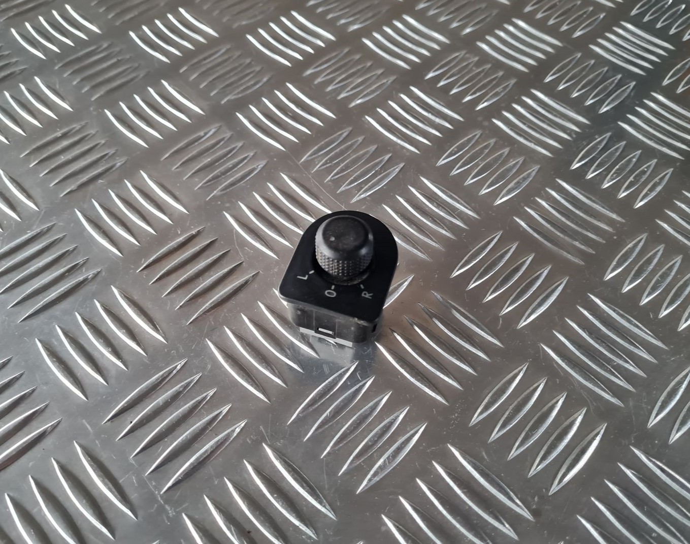 Spoguļa regulēšanas poga priekš VW GOLF IV 1999