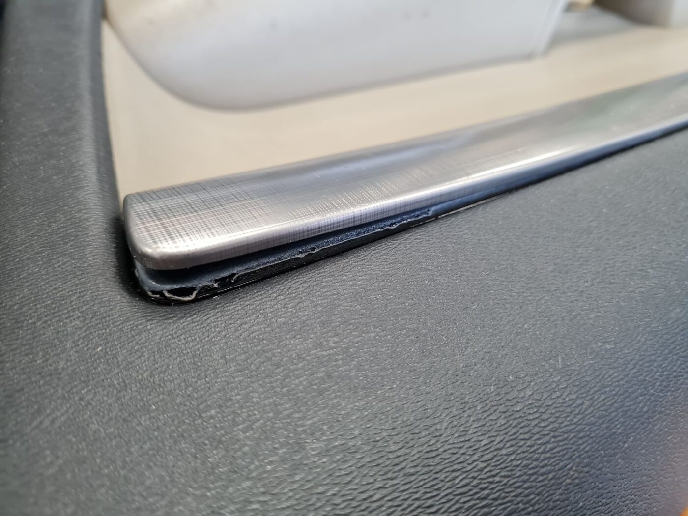 Priekšējo labo durvju apdare priekš VOLVO S80 2007 Black 10 Priekšējo labo durvju apdare priekš VOLVO S80 2007 Black