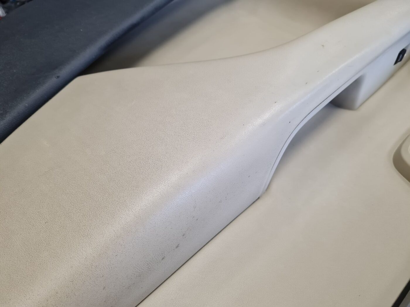 Priekšējo labo durvju apdare priekš VOLVO S80 2007 Black 12 Priekšējo labo durvju apdare priekš VOLVO S80 2007 Black