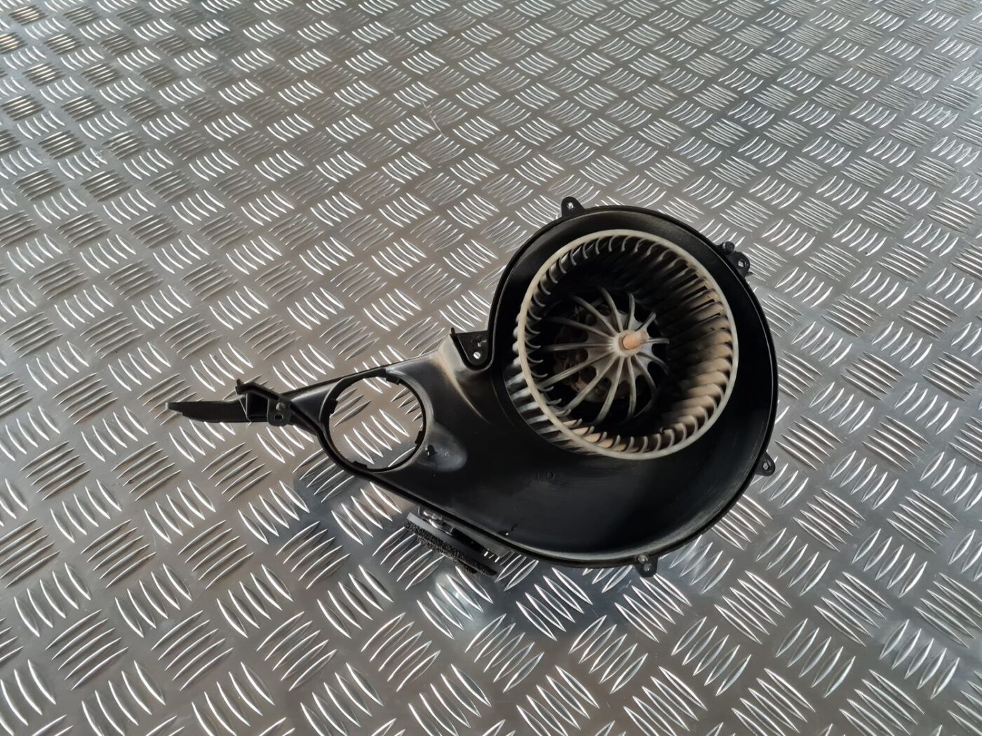 Salona ventilators priekš VOLVO S80 2007 Black 2 Salona ventilators priekš VOLVO S80 2007 Black