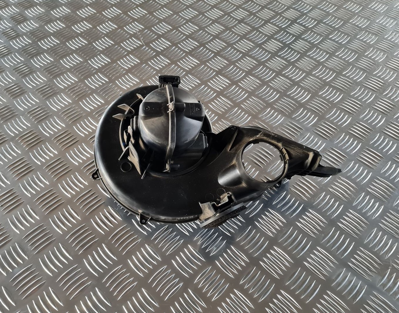 Salona ventilators priekš VOLVO S80 2007 Black 3 Salona ventilators priekš VOLVO S80 2007 Black